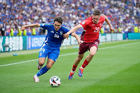Federico Chiesa is defended by Michel Aebischer 
